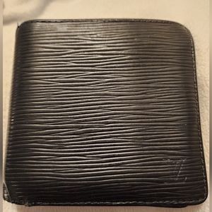 Authentic Louis Vuitton Epi Bi-fold Wallet EUC